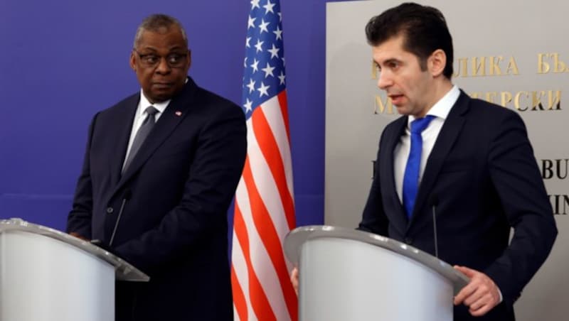 US-Verteidigungsminister Lloyd Austin beim Treffen mit dem bulgarischen Regierungschef Kiril Petkow. (Bild: AP)