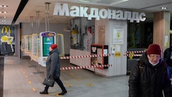 Zahlreiche ausländische Geschäfte wie diese McDonald‘s-Filiale in Moskau wurden wegen des russischen Angriffskrieges auf die Ukraine geschlossen. (Bild: AFP)