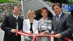 Großer Bahnhof: Bei der Eröffnung des Kirchdorftunnels lachte der damalige Landeshauptmann Franz Voves (r.) mit Ex-Asfinag-Vorstand Alois Schedl, der früheren Landesrätin Kristina Edlinger-Ploder (2. v. l.) und der damaligen Pernegger Bürgermeisterin Hagenauer um die Wette. (Bild: Foto Ricardo; Richard Heintz)