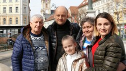 Oleh Hlazkov endlich wieder mit - einem Teil - seiner Familie vereint: Mama und Papa sowie die Schwägerin mit der neunjährigen Tochter kamen nach einer hochriskanten Flucht jetzt in Graz an und sind sicher. (Bild: Christian Jauschowetz)