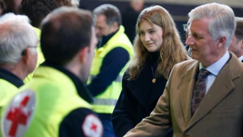 König Philippe und Prinzessin Elisabeth besuchten am Nachmittag den Unglücksort. (Bild: AFP)