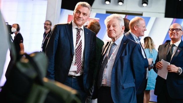 Erich Watzl (links am Foto vom Wahltag 2021) ist seit Mai 2014 Landesamtsdirektor.Da war Josef Pühringer (re.) noch der Landeschef (Bild: Alexander Schwarzl)
