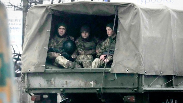 Ukrainische Soldaten in der Hafenstadt Mariupol (Bild: Copyright 2022 The Associated Press. All rights reserved)