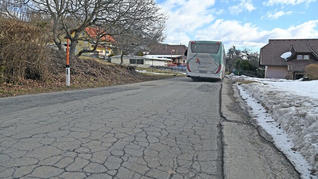 Der Fahrbahnbelag der Köstenberger Straße ist so desolat, dass er langsam zu zerbröseln beginnt. (Bild: SOBE HERMANN)
