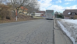 Der Fahrbahnbelag der Köstenberger Straße ist so desolat, dass er langsam zu zerbröseln beginnt. (Bild: SOBE HERMANN)