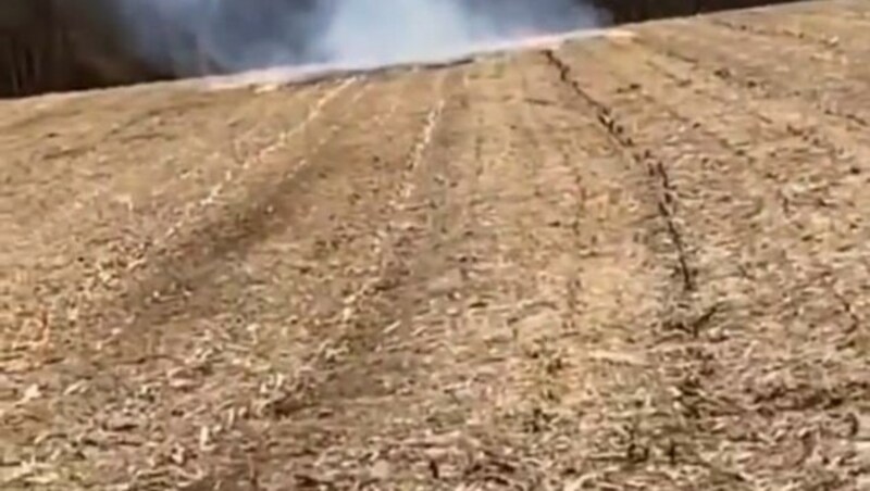 Auf einem Acker in Klagenfurt hatten Jugendliche eine Rakete gezündet. Die trockene Fläche ging in Flammen auf. (Bild: Klagenfurt_elite)