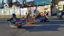 Aktivisten, die die Westeinfahrt blockierten um gegen die Betonisierung Wiens zu protestieren. (Bild: Letzte Generation AT)