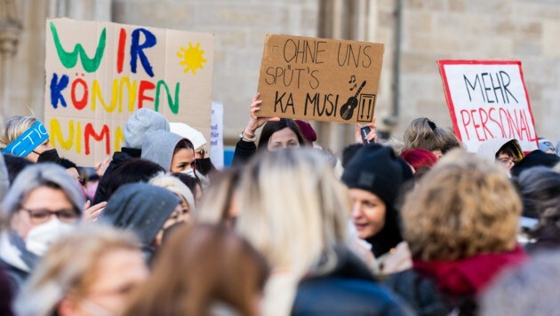 Vor dem Bildungsministerium in Wien ist eine Kundgebung unter dem Motto „Jetzt gibt‘s Wirbel 2.0“. (Bild: APA/GEORG HOCHMUTH)