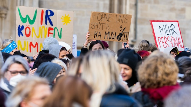 Vor dem Bildungsministerium in Wien ist eine Kundgebung unter dem Motto „Jetzt gibt‘s Wirbel 2.0“. (Bild: APA/GEORG HOCHMUTH)