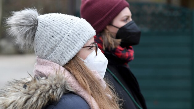 Ungeimpfte Kontaktpersonen müssen auch draußen Maske tragen, wenn sie andere Personen treffen. (Bild: APA/ROLAND SCHLAGER)