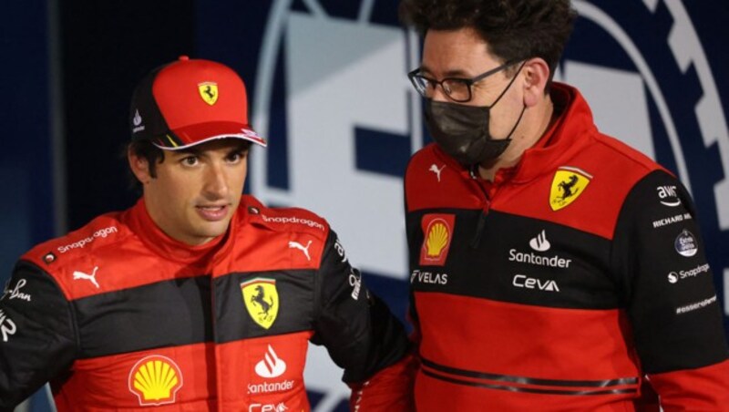 Carlos Sainz (li.) und Mattia Binotto (Bild: APA/AFP/Giuseppe CACACE)