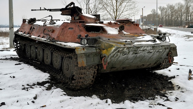 Zahlreichen - auch beschädigten - Fahrzeugen der Russen kann die Recycling-Einheit in Kiew ein neues Leben einhauchen. (Bild: APA/AFP/Sergey BOBOK)