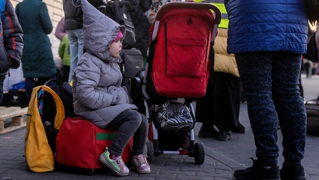 Eine Reise ins Ungewisse - unzählige Kinder haben ihr Zuhause in der Ukraine verloren. (Bild: AFP)