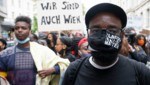 Anlässlich der Tötung von George Floyd durch einen Polizisten in den USA wurde 2020 auch in Wien gegen Rassismus demonstriert. (Bild: APA/AFP/JOE KLAMAR)