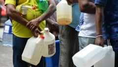 Wartende Männer vor einer Tankstelle in Colombo (Bild: APA/AFP/ISHARA S. KODIKARA)