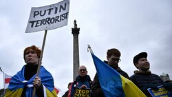 Demonstrationen gegen die Invasion Russlands finden weltweit statt, wie hier in London. In der Ukraine ist ein solcher Protest jedoch gefährlich, wie der Vorfall in Cherson zeigt. (Bild: AFP)