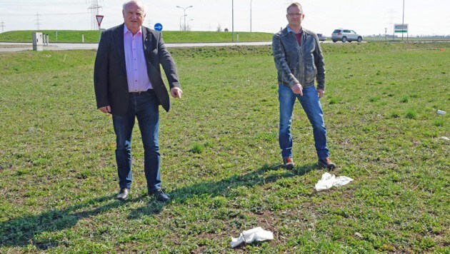 Bürgermeister Ernst Wendl und Ortbauernratsvorsitzender Norbert Stöckel auf einem verunreinigten Acker. (Bild: Marktgemeinde Himberg)