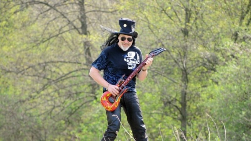 Nick Wukovits als Slash. Er spielt gerne Rockmusik aus den vergangenen Jahrzehnten. Spaß muss auch immer dabei sein. (Bild: Wukovits)