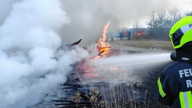 In Dürnbach ging Holz auf einem Lagerplatz in Flammen auf. 60 Feuerwehrmänner waren im Einsatz. (Bild: Christian Schulter)