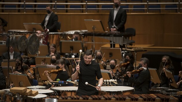 Martin Grubinger beim umjubelten Konzert mit dem Bruckner Orchester in Düsseldorf (Bild: PETRA MOSER)