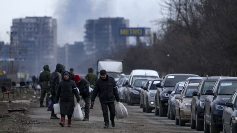 Verzweifelte Menschen in Mariupol versuchen zu überleben oder irgendwie die Stadt zu verlassen. (Bild: (c) www.VIENNAREPORT.at)