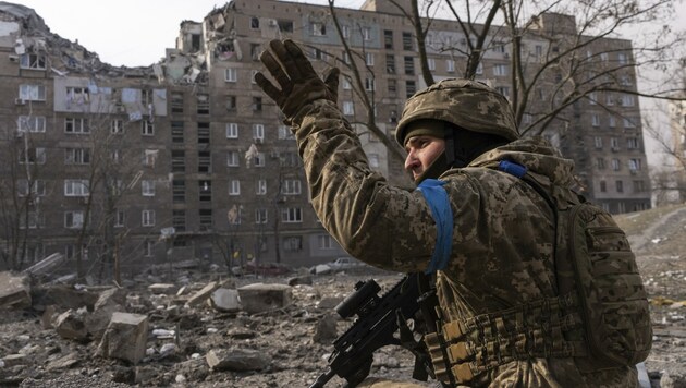 Die ukrainischen Soldaten in der Stadt wollen nicht kampflos aufgeben. (Bild: Mstyslav Chernov)