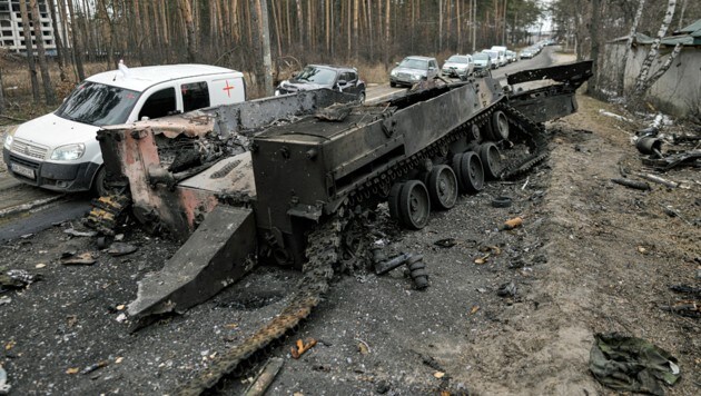 Ein zerstörter russischer Panzer in einem Vorort von Kiew (Bild: ASSOCIATED PRESS)