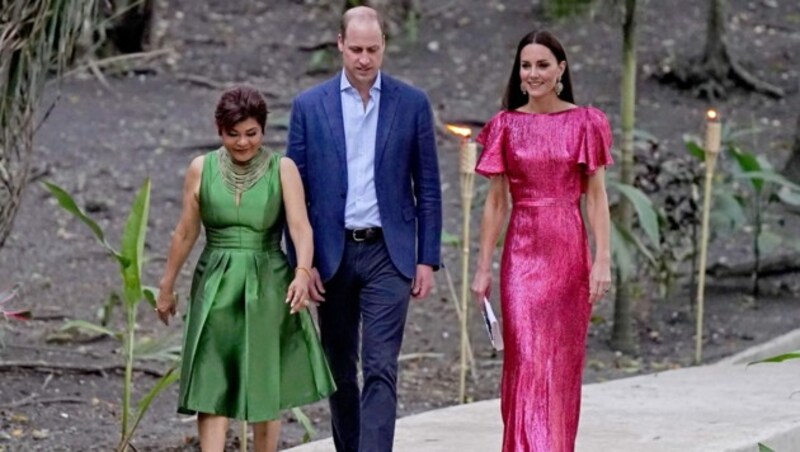 Herzogin Kate und Prinz William mit der Generalgouverneurin von Belize, Froyla Tzalam, in der Ruinenstätte Cahal Pech (Bild: POOL / REUTERS / picturedesk.com)