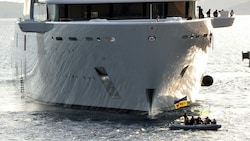 „Kein Krieg“ - die Crew des kleinen Schlauchbootes hatte eine klare Botschaft für den Oligarchen Abramowitsch. (Bild: facebook.com/bodrumluukraynalilar)