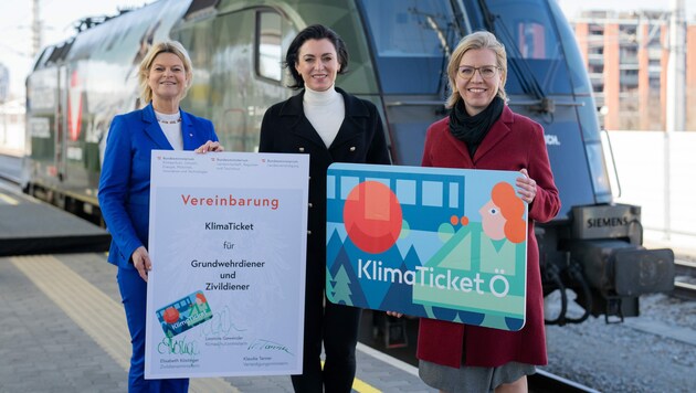 Verteidigungsministerin Klaudia Tanner, Zivildienst-Ministerin Elisabeth Köstinger und Infrastrukturministerin Leonore Gewessler präsentierten die Aktion gemeinsam. (Bild: APA/GEORG HOCHMUTH)