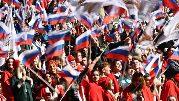 Am 18. März feierten 200.000 Russen im Moskauer Luschniki-Stadion den achten Jahrestag der Annexion der Krim durch Russland. Auch Präsident Wladimir Putin wurde gefeiert. (Bild: AFP)