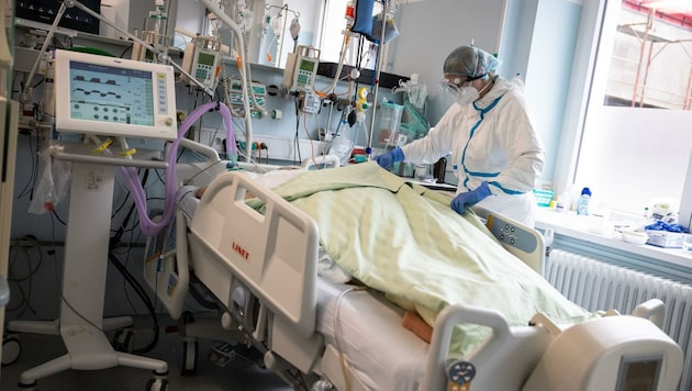 Das Krankenhauspersonal soll sogar infiziert arbeiten – ein rotes Tuch für GÖD-Gesundheitsgewerkschafter Reinhard Waldhör. (Bild: Luka Dakskobler / SOPA Images)