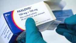 Bei der Versorgung mit dem Covid-Medikament Paxlovid kommt es momentan zu Engpässen. (Bild: APA/dpa/Fabian Sommer)