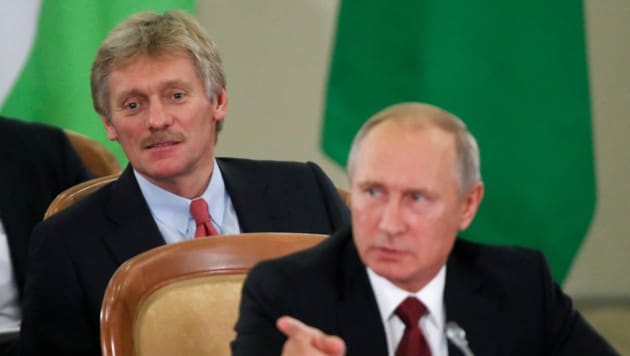 Kreml-Sprecher Dmitri Peskow hinter Präsident Putin (Bild: AFP)