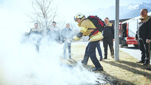 Kanzler Nehammer versuchte sich in Feuerbekämpfung bei trockenem Boden. (Bild: Land Tirol/G. Berger)