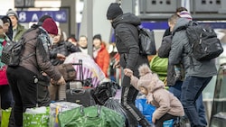 Vor dem Krieg in der Ukraine geflüchtete Menschen bei ihrer Ankunft in Österreich (Bild: APA/Tobias Steinmaurer)