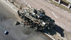 Ein von den ukrainischen Streitkräften veröffentlichtes Foto eines zerstörten russischen Panzers. Für Russland wird es schwieriger werden, solche Verluste zu ersetzen. (Bild: APA/AFP/Press service of the Ukrainian Ground Forces)
