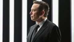 Elon Musk setzt sich mehr oder wenig offen für die rechtspopulistische AfD ein. Handelt es sich schon um Wahlkampfbeeinflussung? (Bild: AFP)