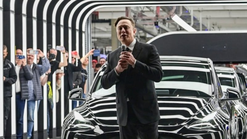 Elon Musk bei der Eröffnung der neuen Tesla-Fabrik in Grünheide nahe Berlin (Bild: (c) dpa-Zentralbild POOL)