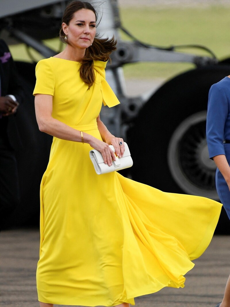 Herzogin Kate am Flughafen in einem gelben Kleid von Roksanda, das an das Gelb der jamaikanischen Flagge erinnern soll. (Bild: TOBY MELVILLE / REUTERS / picturedesk.com)