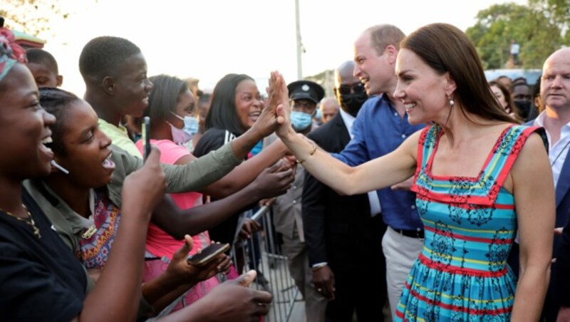 Herzogin Kate und Prinz William werden von Einheimischen in Trench Town begrüßt. (Bild: Chris Jackson / PA / picturedesk.com)