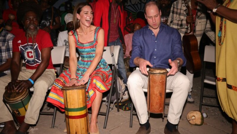 Herzogin Kate und Prinz William werden im Haus von Bob Marley in Kingston in die Kunst des Trommelns eingeweiht. (Bild: Chris Jackson / PA / picturedesk.com)