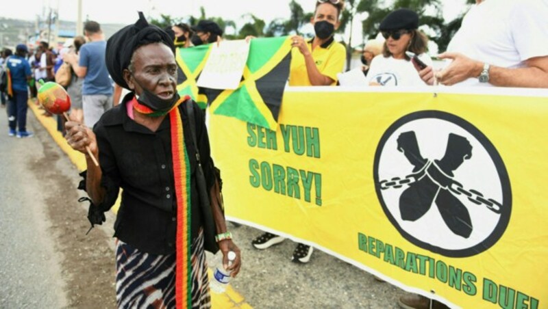 Demonstranten in Jamaika fordern eine Entschuldigung und Entschädigungszahlen vom britischen Königreich. (Bild: APA/Photo by Ricardo Makyn / AFP)