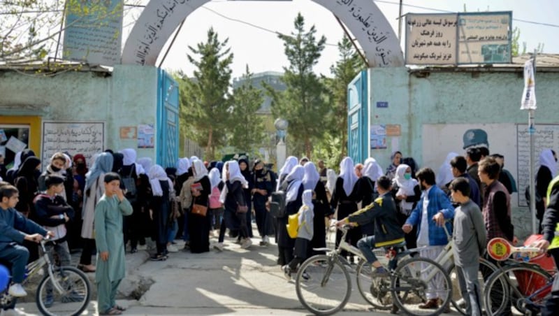 Mädchen verlassen ihre Schule, nachdem die Schließung nur wenige Stunden nach der Wiedereröffnung in Kabul angeordnet wurde. (Bild: AFP)