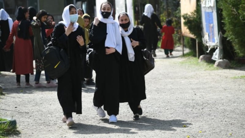 Wie ein Beamter bestätigte, haben die Taliban angeordnet, dass die weiterführenden Schulen für Mädchen in Afghanistan am Mittwoch - nur wenige Stunden nach ihrer Wiedereröffnung - geschlossen werden. (Bild: AFP)