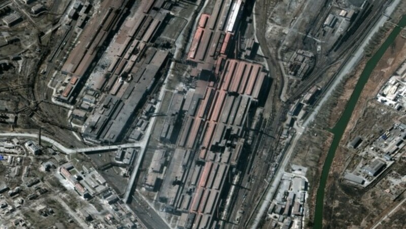 Ein Satellitenbild zeigt einen Überblick über die beschädigten Gebäude rund um eine Metallfabrik in Mariupol. (Bild: AFP)