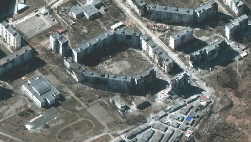 Satellitenbild zeigt zerstörte Wohnhäuser in Mariupol (Bild: APA/AFP/Satellite image ©2022 Maxar Technologies)