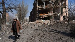 Ein zerstörtes Wohnhaus in Mariupol nach einem russischen Bombenangriff (Bild: The Associated Press)