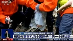 Rettungseinheiten in China bergen Wrackteile der Unglücksmaschine. (Bild: cctv13/kameraone (Screenshot))