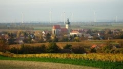 Pillichsdorf im Weinviertel: Das ländliche Idyll trügt, denn im Gemeinderat hängt seit Jahren der Haussegen schief. (Bild: Wikimedia/Eschi2211)